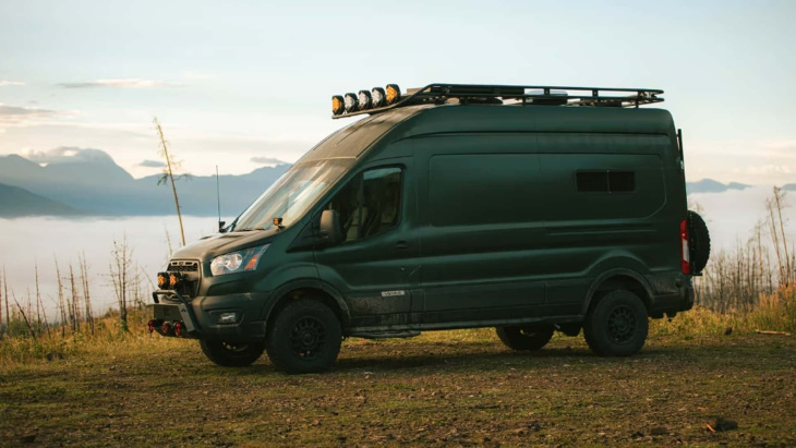 una camper para la aventura, bien equipada y con base ford transit