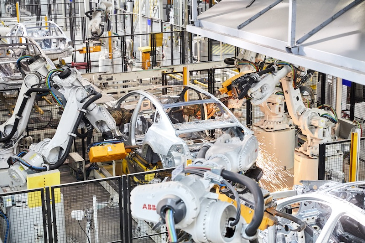 abb dará a volvo 1,300 robots para producir autos eléctricos