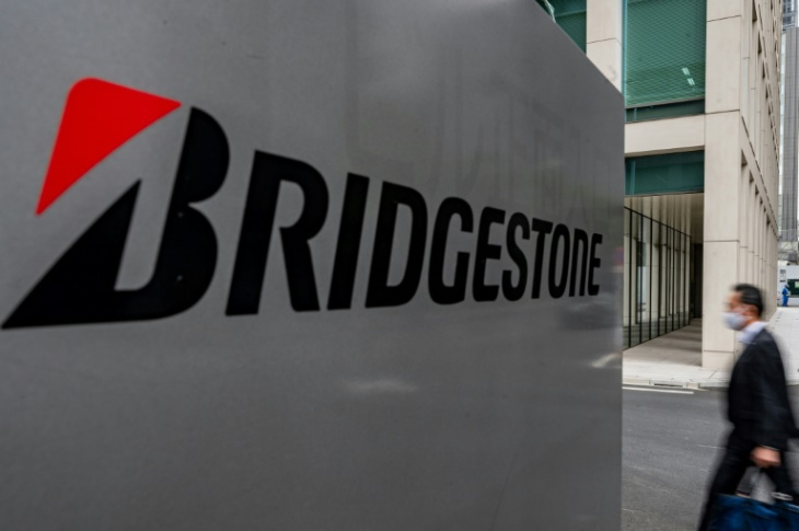 el fabricante japonés de neumáticos bridgestone vende sus activos en rusia