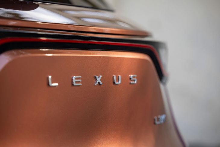 prueba lexus lbx: el nuevo suv híbrido que elevará las ventas de la marca japonesa