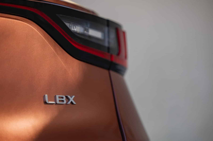el lexus lbx se deja ver en una extensa galería de imágenes: desde 33.900 euros