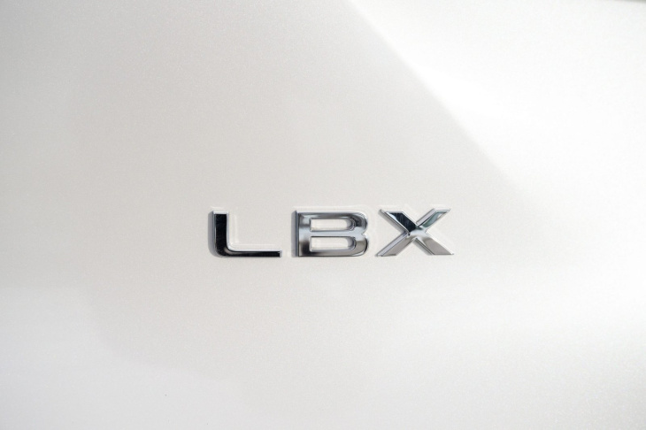 el lexus lbx se deja ver en una extensa galería de imágenes: desde 33.900 euros