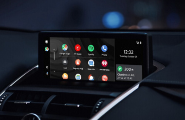 Esto es lo que debes saber si quieres instalar una pantalla externa en el coche para tener Android Auto o Apple CarPlay y ahorrarte una multa