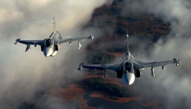 Vídeo: Saab divulga imágenes del Gripen C volando junto a su última generación, el Gripen E