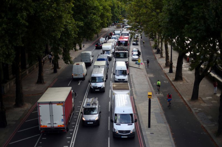 los automóviles autónomos podrían circular por las carreteras británicas en 2026, según un ministro