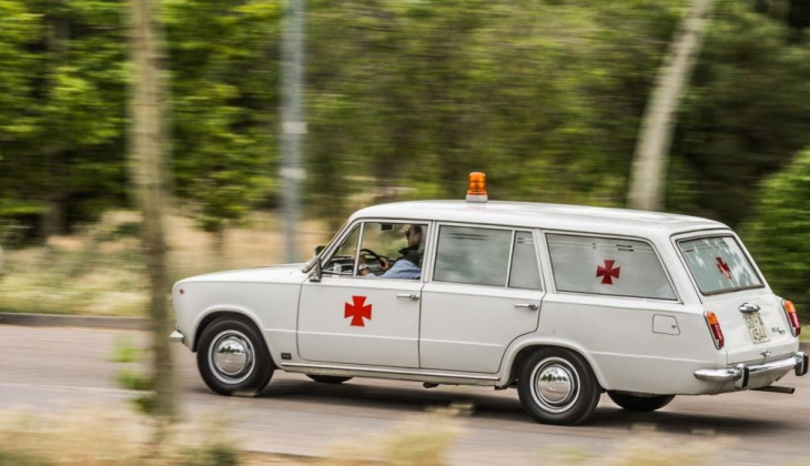 nos transportamos 4 décadas enla historia para probar un coche increíble, el seat 124 ambulancia