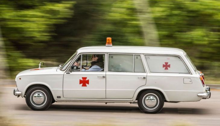 nos transportamos 4 décadas enla historia para probar un coche increíble, el seat 124 ambulancia