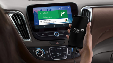 Nadie usa el GPS de los coches nuevos pero algunas marcas quieren cobrarte por ello, así que planean cargarse Android Auto y Apple CarPlay