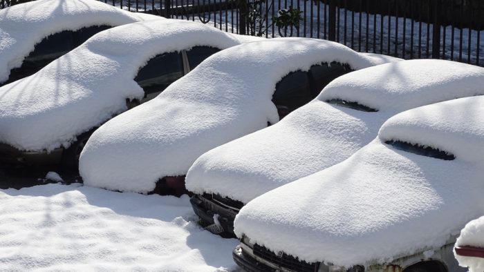 cómo y con qué quitar el hielo y la nieve de tu coche