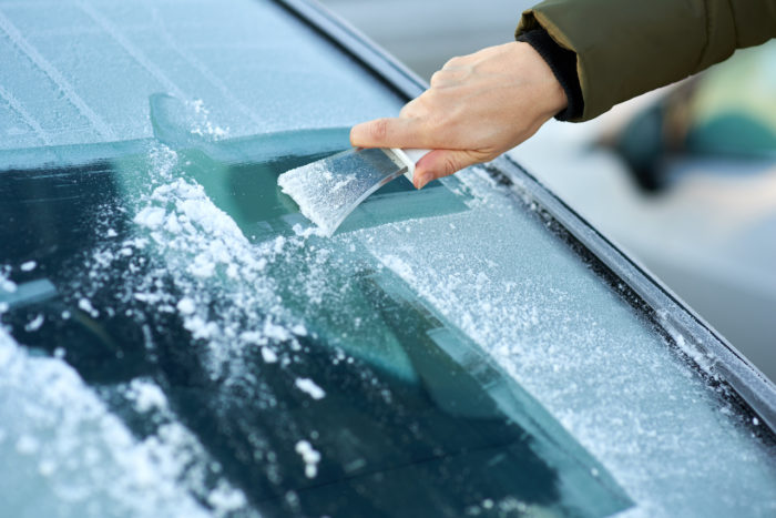 cómo y con qué quitar el hielo y la nieve de tu coche
