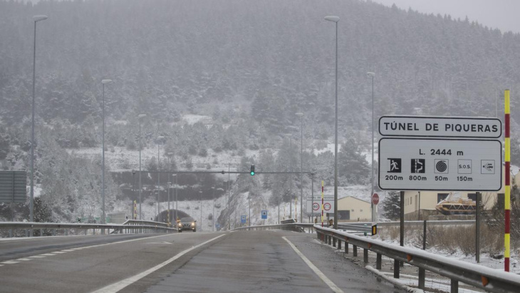 la nieve afecta a la circulación del tráfico en varias carreteras y deja intransitables tramos de la a-1 y la a-2