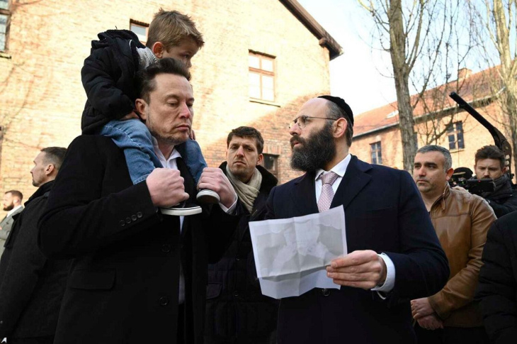 señalado por antisemitismo, elon musk visita el campo de exterminio de auschwitz
