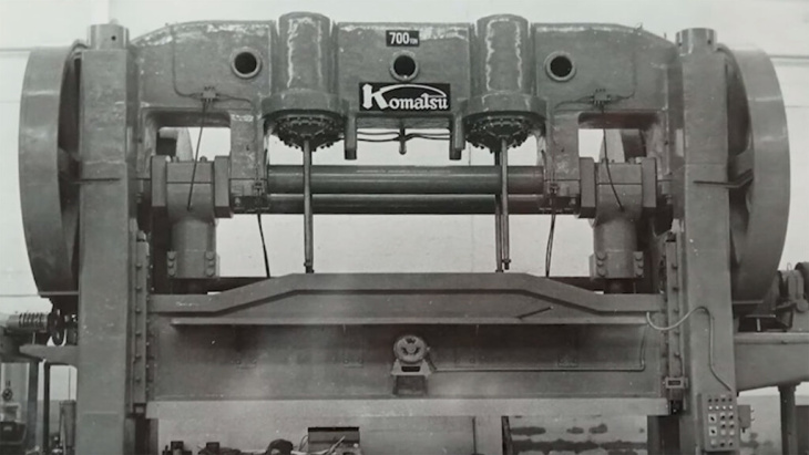 en 1934 toyota estrenó una enorme máquina para hacer coches. hoy la va a mover medio mundo para reírse de la obsolescencia programada