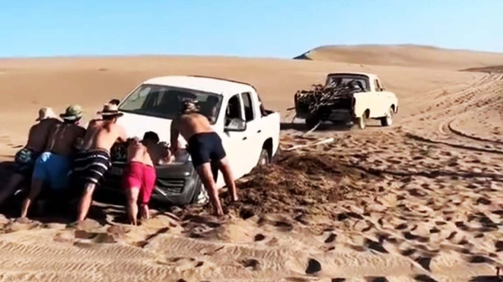 el video viral de la pick-up antigua que rescató a una 4x4 atascada en la arena