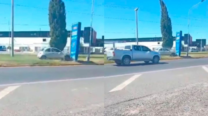 video: un funcionario inauguraba un nuevo tótem de tránsito y un auto lo chocó a sus espaldas