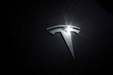 Tesla cae tras advertir un panorama retador en 2024