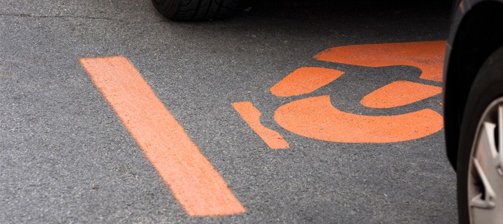 líneas de aparcamiento regulado naranjas y rojas: ¿quién puede estacionar sin recibir una multa?