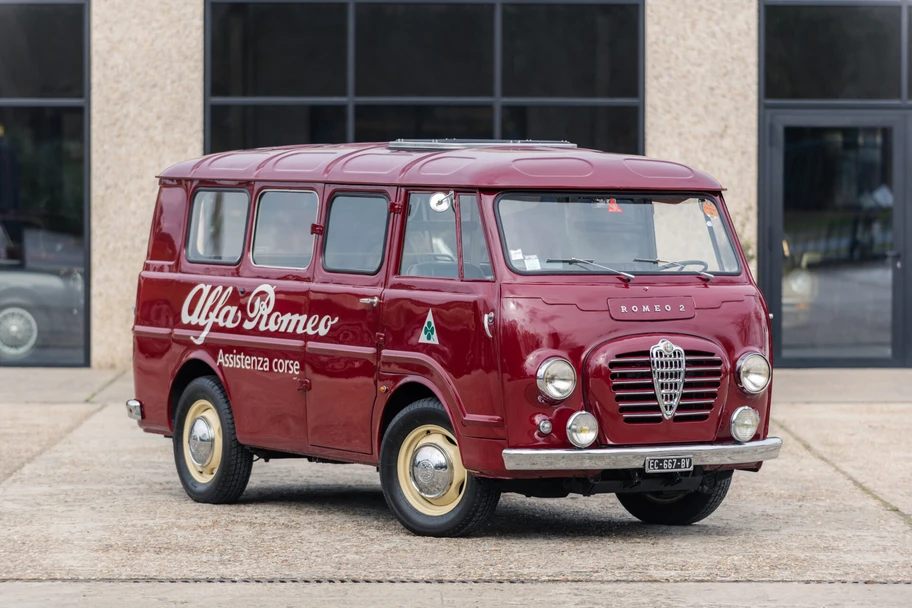 Alfa Romeo da indicios de que podrían añadir una minivan a su alineación próximamente