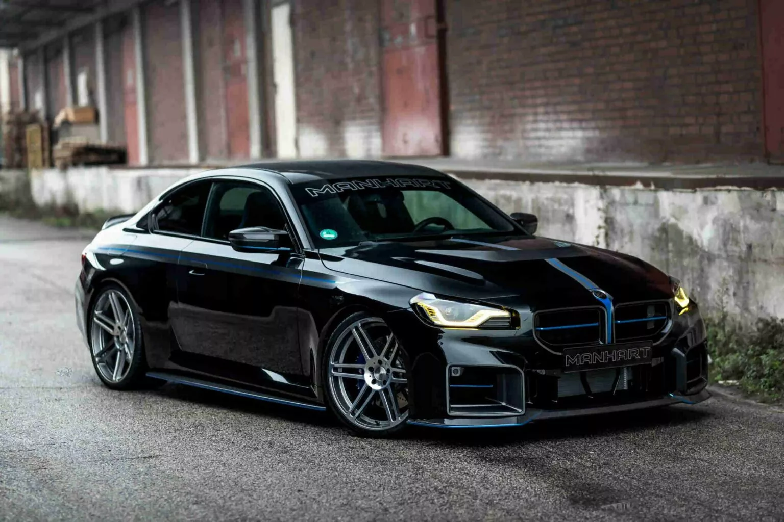 El BMW M2 vestido de negro y con el nuevo kit de Manhart es así de espectacular
