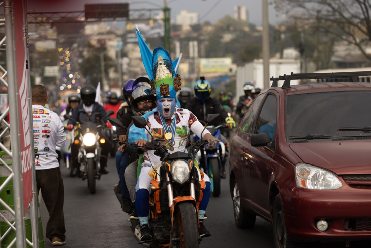 miles de motociclistas inician peregrinación de la caravana del zorro en guatemala
