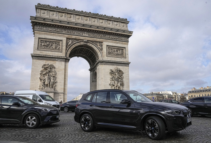 parisinos votan para imponer fuertes multas a camionetas suv en las calles de la capital francesa