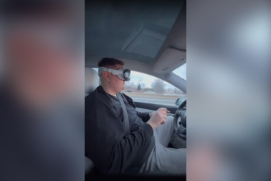 Las Apple Vision Pro acaban de salir, y la policía ya está parando a los que van conduciendo sus Tesla con las gafas puestas