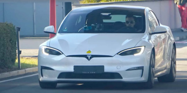 Ferrari cazada probando un Tesla Model S Plaid en Maranello