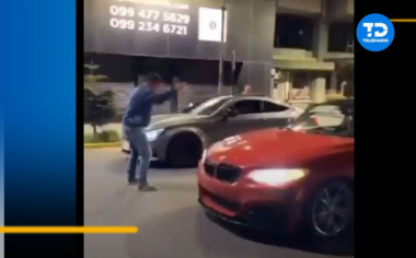 Conductores de autos de lujo chocan en 'arrancones' y provocan carambola