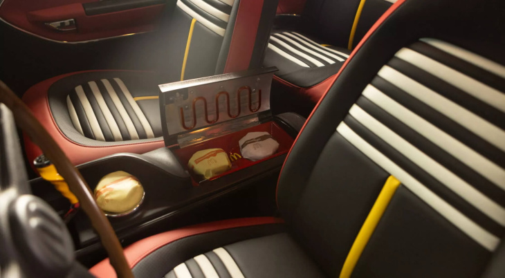 la ‘salchicheta’ tiene compañía: se llama ‘burgercuda’ y es un coche que regala comida rápida