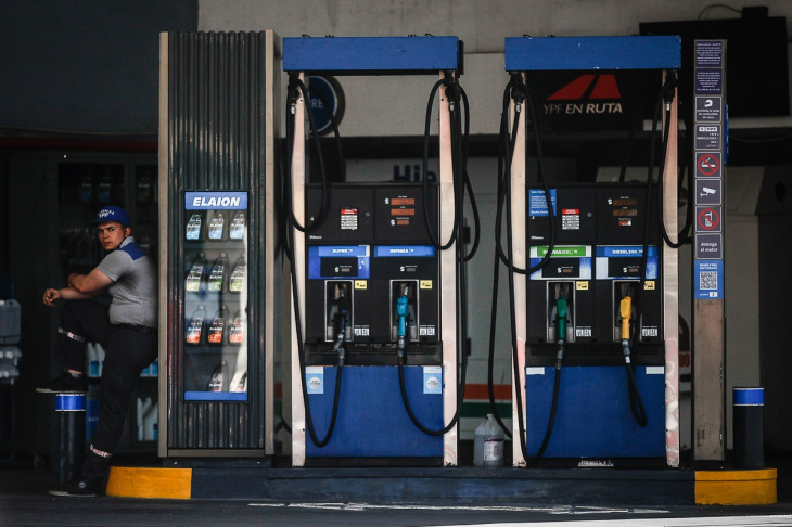 el consumo de combustible en argentina cae tras las fuertes subidas de precios, que seguirán