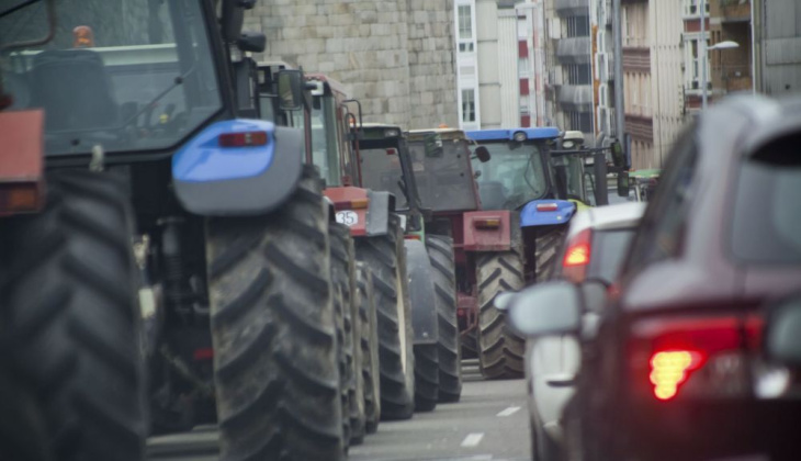 la dgt avisa y resuelva la duda por las protestas: ¿puede un tractor circular por ciudad y autovías?