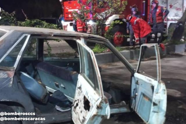 video | carro ford zephyr se partió en dos en calle de caracas tras aparatoso accidente