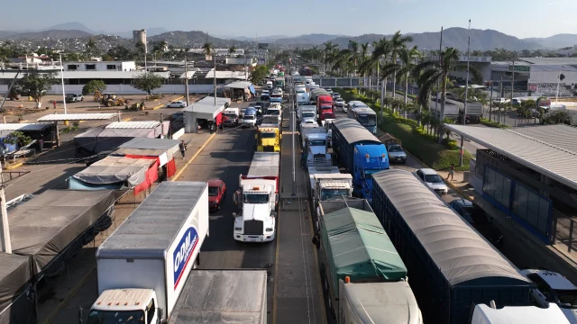 transportistas paralizan las carreteras de méxico para denunciar la alta inseguridad que viven