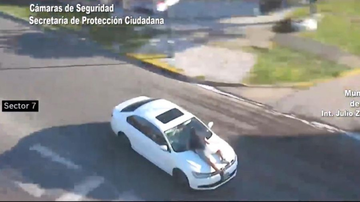 impactante video: chocó y huyó con la víctima colgada en el capot del auto