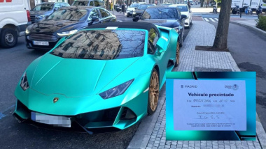 Un llamativo Lamborghini, precintado en el paseo de la Castellana por deudas con la Seguridad Social