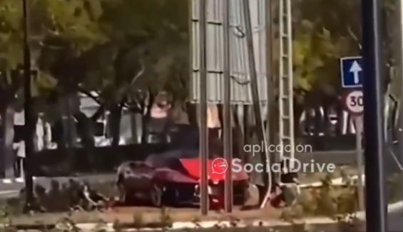 Un Ferrari sale del lavadero, derrapa y termina estrellándose así en una rotonda
