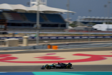 ¿Espiando para Ferrari? Hamilton fue captado tomando fotos del auto de Mercedes