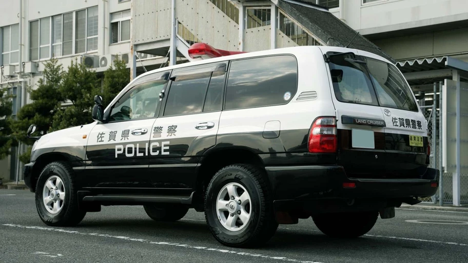 Este Toyota Land Cruiser J100 aún es usado por la policía de Japón