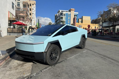 Tesla Cybertruck azul recorre las calles de San Diego y causa sensación