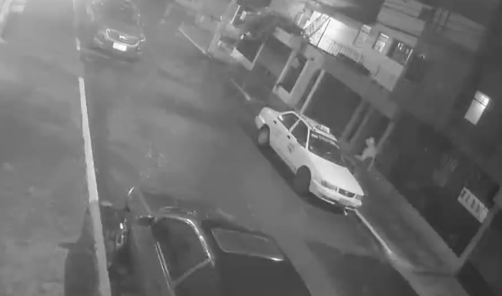 video: el momento en que delincuente se robó un taxi en el norte de quito