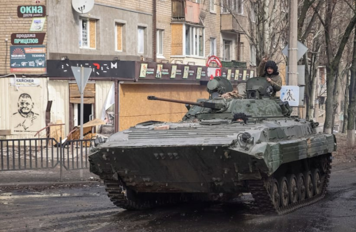 francia enviará vehículos blindados antiguos y nuevos misiles a ucrania