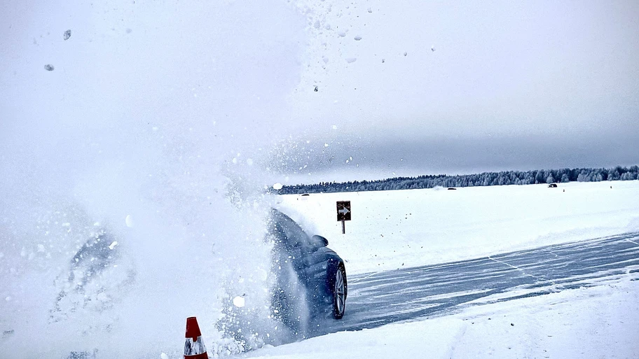audi ice experience, así es manejar un auto en un lago congelado