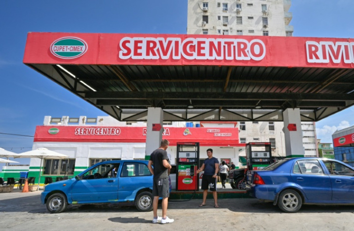 cuba pone en vigor un aumento que quintuplica el precio del combustible