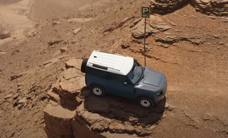a land rover le pareció buena idea hacer un anuncio con el defender aparcando al borde de un abismo. lo tuvieron que prohibir