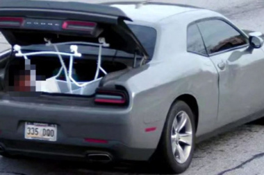 Vídeo: tus ojos no darán crédito al ver cómo una madre lleva a su hijo en el maletero de un Dodge Challenger
