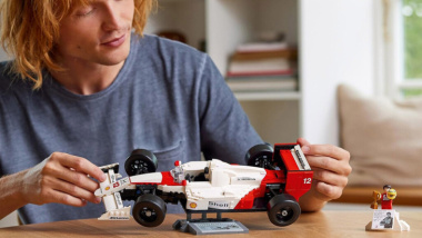 LEGO tira un dardo al corazón de los aficionados al motor: el mítico McLaren de Ayrton Senna está rebajado