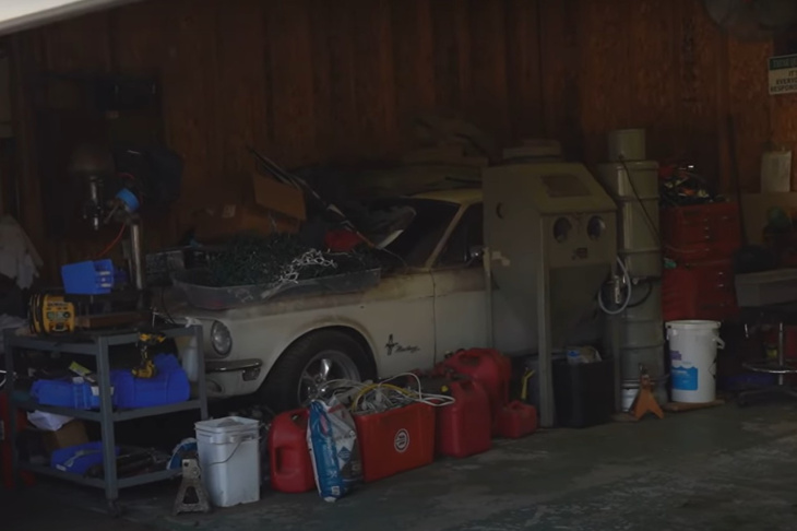 Encuentran un Ford Mustang abandonado durante 18 años en un garaje