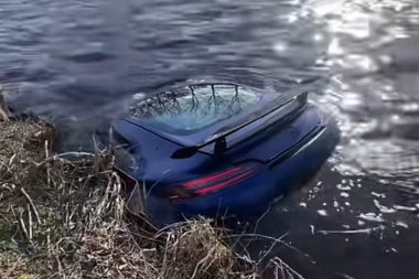 Un Mercedes-AMG GT R acaba sumergido en el agua de un canal holandés