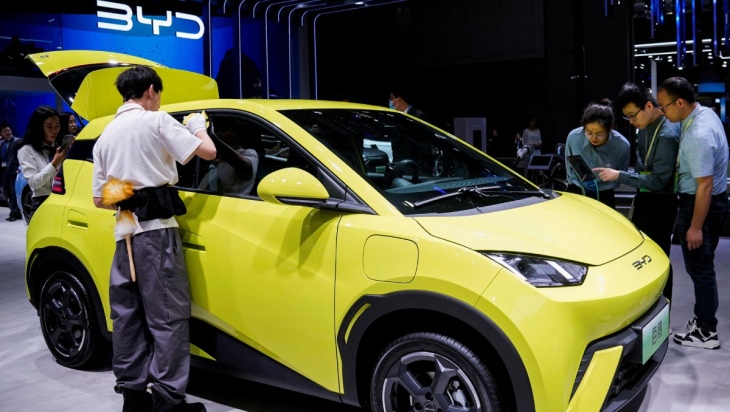 ¡qué barato! byd intensifica guerra de precios de autos eléctricos en china