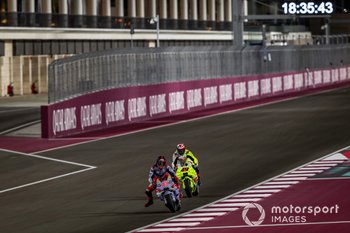 moto2 qatar: alonso lópez resiste ante baltus en una carrera de gestión